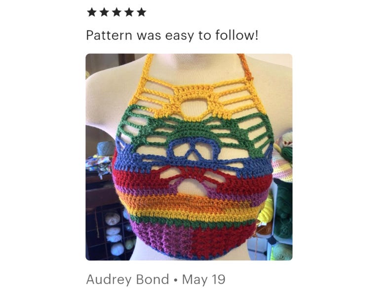 Puede incluir: Un top halter de ganchillo multicolor que presenta una vibrante paleta de colores arco&iacute;ris con hilo amarillo, verde, azul, rojo y morado. La prenda tiene un patr&oacute;n geom&eacute;trico calado en el pecho y una secci&oacute;n base de ganchillo s&oacute;lido.