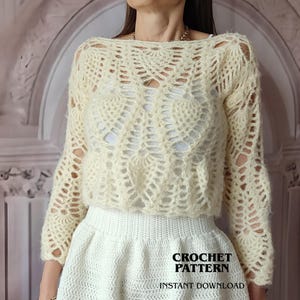 Op de afbeelding: Crèmekleurige gehaakte top met lange mouwen en een boothals. De top heeft een openwerk ontwerp en wordt gecombineerd met een witte rok. De afbeelding bevat de tekst "CROCHET PATTERN" en "INSTANT DOWNLOAD".