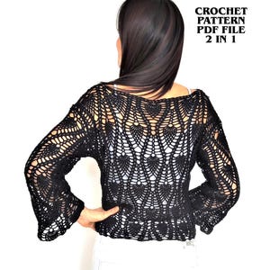 Op de afbeelding: Een zwart gehaakt shirt met lange mouwen en een ingewikkeld opengewerkt patroon met een wijde halslijn. De tekst CROCHET PATTERN PDF FILE 2 IN 1 is zichtbaar in de rechterbovenhoek. Het kledingstuk heeft een losse pasvorm met uitlopende mouwen.