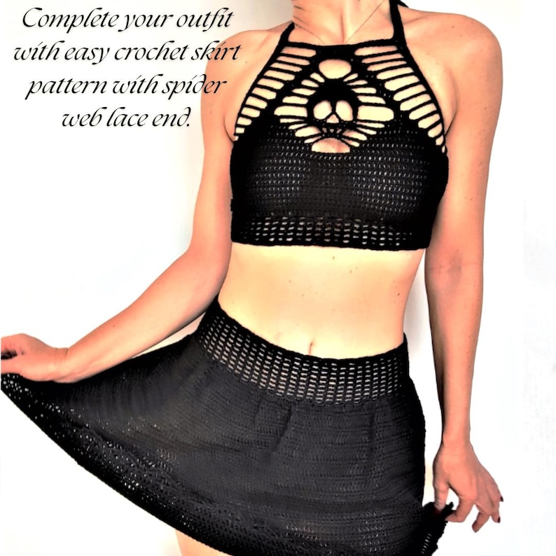 Puede incluir: Un conjunto de dos piezas de ganchillo negro que consta de un top halter y una falda. El top presenta un dise&ntilde;o recortado en forma de calavera con detalles de encaje de telara&ntilde;a. El texto "Complete your outfit with easy crochet skirt pattern with spider web lace end" es visible.