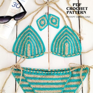 Op de afbeelding: Een tweedelige gehaakte bikiniset met afwisselende horizontale strepen in turquoise en beige, inclusief een triangelbikinitop en bijpassend broekje met gevlochten koordjes, twee ruitvormige oorbellen en de tekst PDF CROCHET PATTERN INSTANT DOWNLOAD.