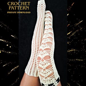 Puede incluir: Medias altas hasta el muslo de ganchillo de tejido abierto de color crema. Las medias presentan un patrón decorativo con áreas abiertas. El texto "CROCHET PATTERN INSTANT DOWNLOAD" está en la parte superior de la imagen. El fondo es negro con brillos dorados.