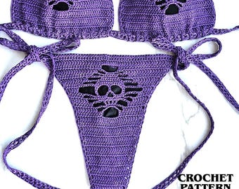 Könnte beinhalten: Ein violettes Häkel-Bikini-Set mit einem Totenkopfmotiv, das in das Triangel-Oberteil und das Unterteil eingearbeitet ist. Das Design verfügt über seitliche Bindebänder zur Anpassung und der Text CROCHET PATTERN PDF FILE steht unten rechts.