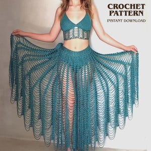Könnte beinhalten: Türkisfarbenes Häkel-Zweiteiliges Set, bestehend aus einem Neckholder-Top und einem langen Rock mit einzigartigem offenem Design. Der Rock hat einen fließenden, gefransten Saum. Der Text "CROCHET PATTERN INSTANT DOWNLOAD" ist sichtbar.