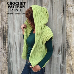 Könnte beinhalten: Drei cremefarbene Keramikbecher mit gesprenkelter Glasur. Jeder Becher zeigt ein handgemaltes Blumenmuster in Blau-, Grün- und Gelbtönen. Die Becher haben eine einfache, abgerundete Form und einen Griff.