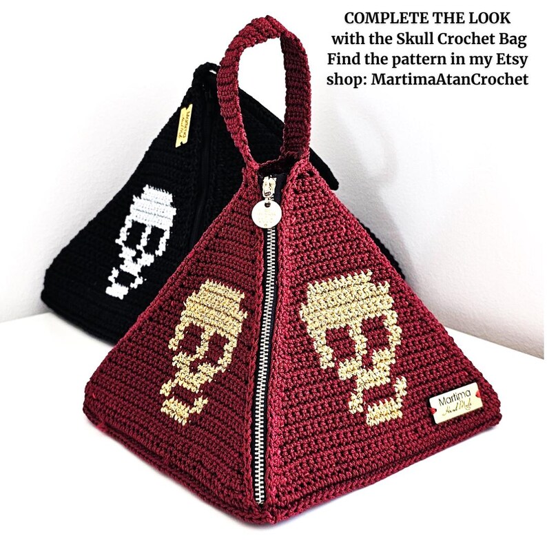 K&ouml;nnte beinhalten: Zwei pyramidenf&ouml;rmige H&auml;keltaschen, eine in Dunkelrot und eine in Schwarz, jeweils mit Totenkopfmotiv. Die rote Tasche hat ein goldenes Totenkopfdesign, einen silbernen Rei&szlig;verschluss und ein Etikett mit der Aufschrift Martima Hand Made. Text: COMPLETE THE LOOK with the Skull Crochet Bag Find the pattern in my Etsy shop: MartimaAtanCrochet