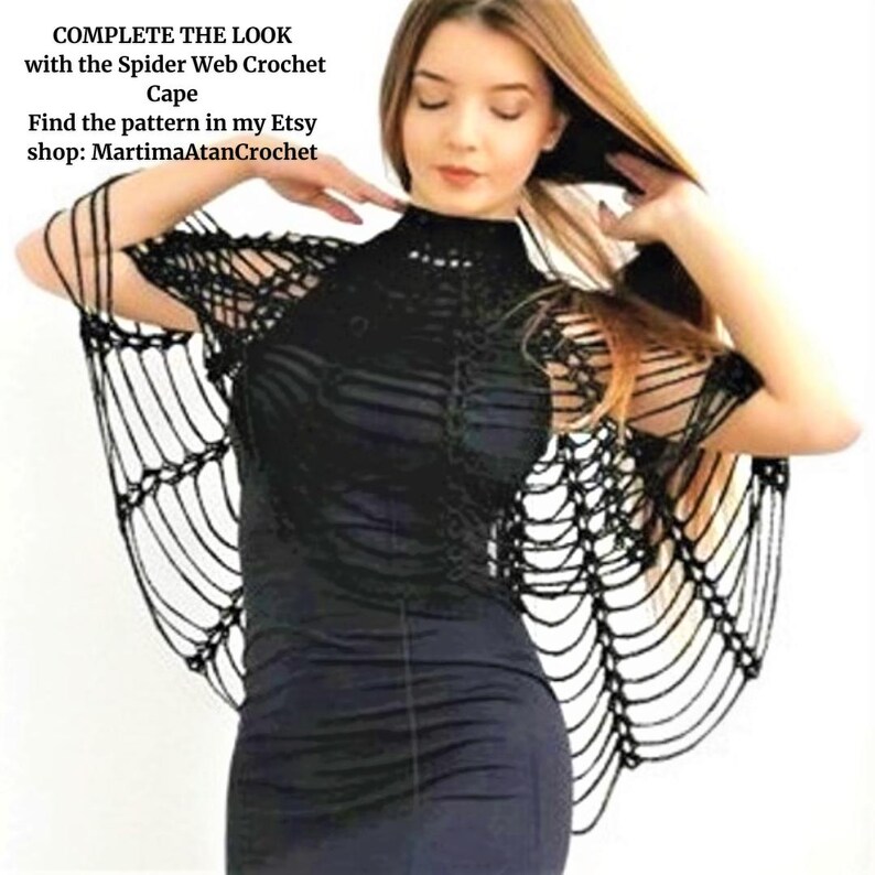 K&ouml;nnte beinhalten: Ein schwarzer H&auml;kelumhang mit Spinnennetz-Muster, hohem Ausschnitt und kurzen &Auml;rmeln. Der Text auf dem Bild lautet: COMPLETE THE LOOK with the Spider Web Crochet Cape. Find the pattern in my Etsy shop: MartimaAtanCrochet.