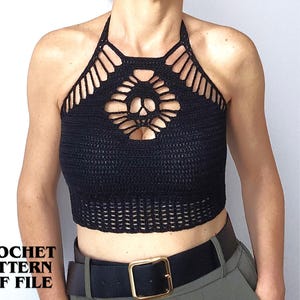Pode incluir: Um top de crochê preto com um design exclusivo de trabalho aberto. O top apresenta um pescoço halter e um comprimento curto. A imagem também inclui o texto "CROCHET PATTERN PDF FILE".
