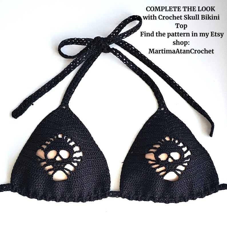 K&ouml;nnte beinhalten: Ein schwarzes H&auml;kel-Bikini-Oberteil mit einem Totenkopf-Motiv in jedem dreieckigen K&ouml;rbchen. Das Kleidungsst&uuml;ck hat d&uuml;nne Bindeb&auml;nder am Nacken und R&uuml;cken. Der Text auf dem Bild lautet: COMPLETE THE LOOK with Crochet Skull Bikini Top Find the pattern in my Etsy shop: MartimaAtanCrochet
