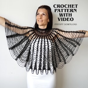 Puede incluir: Un poncho de ganchillo negro con un patrón de red calado y cuello alto. El texto CROCHET PATTERN WITH VIDEO INSTANT DOWNLOAD es visible en la esquina superior derecha. La prenda tiene una silueta amplia y acampanada.