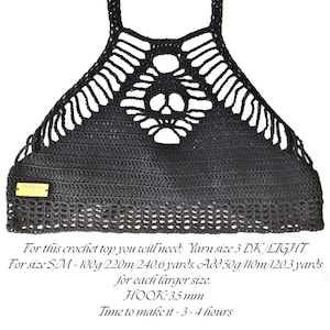 Puede incluir: Un top halter de ganchillo negro con un motivo de calavera central, tirantes finos y una etiqueta de madera rectangular con la inscripci&oacute;n 'Malima'. El texto indica: Hilo tama&ntilde;o 3 DK/LIGHT, 100g/220m para talla S/M, 50g/110m por talla, ganchillo 3,5 mm.