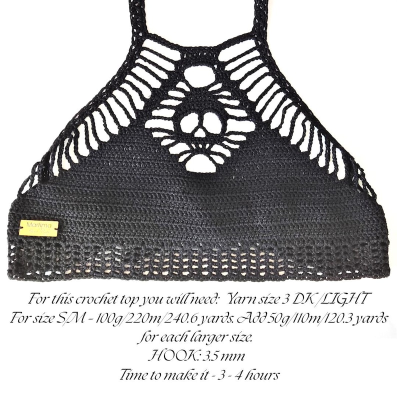Puede incluir: Un top halter de ganchillo negro con un motivo de calavera central, tirantes finos y una etiqueta de madera rectangular con la inscripci&oacute;n 'Malima'. El texto indica: Hilo tama&ntilde;o 3 DK/LIGHT, 100g/220m para talla S/M, 50g/110m por talla, ganchillo 3,5 mm.