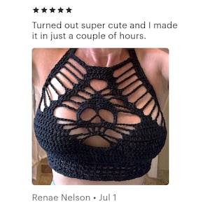 Puede incluir: Un top halter de ganchillo negro con un patr&oacute;n recortado detallado en forma de calavera en el centro, cuello alto y dise&ntilde;o calado. El texto sobre la imagen dice: Turned out super cute and I made it in just a couple of hours.