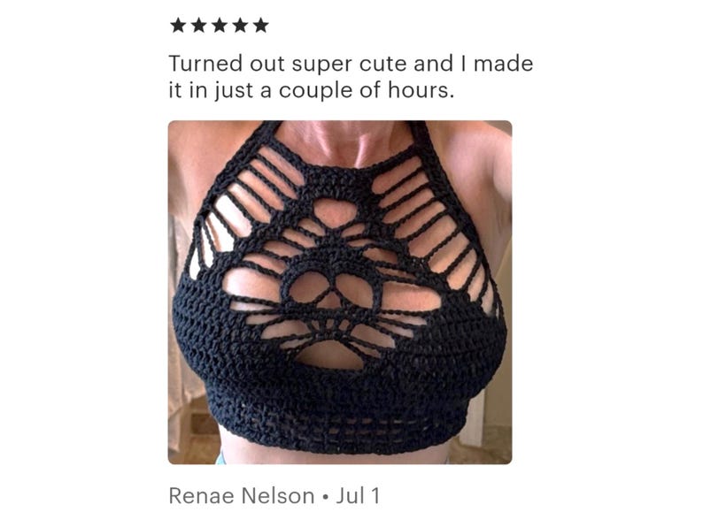 Puede incluir: Un top halter de ganchillo negro con un patr&oacute;n recortado detallado en forma de calavera en el centro, cuello alto y dise&ntilde;o calado. El texto sobre la imagen dice: Turned out super cute and I made it in just a couple of hours.