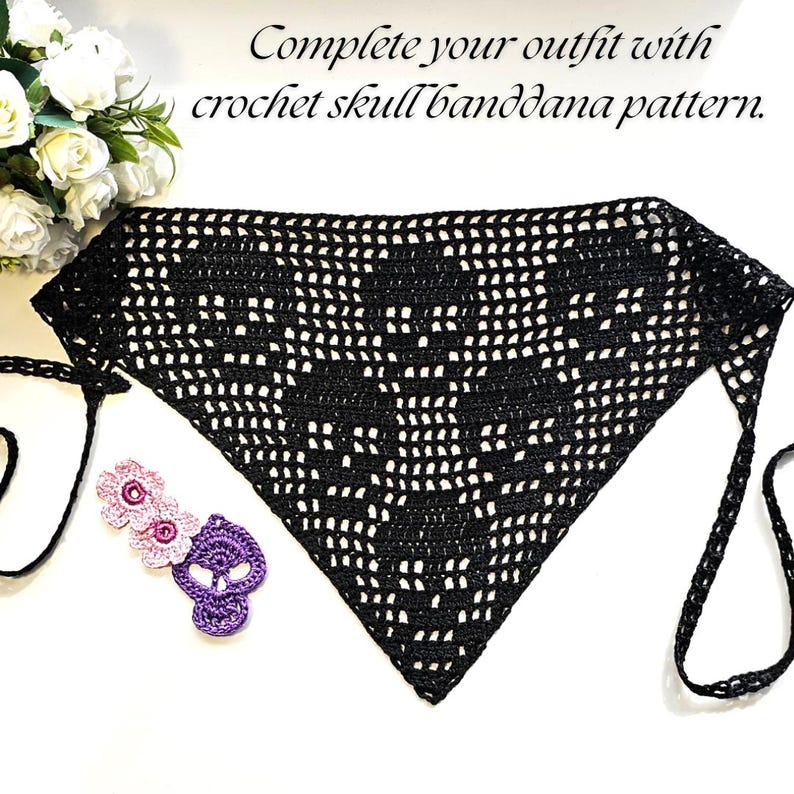 Puede incluir: Un pa&ntilde;uelo triangular de ganchillo negro con un motivo de calavera y lazos largos a cada lado. Junto a &eacute;l hay dos peque&ntilde;as flores de ganchillo rosas y una calavera de ganchillo morada. El texto dice: Complete your outfit with crochet skull bandana pattern.