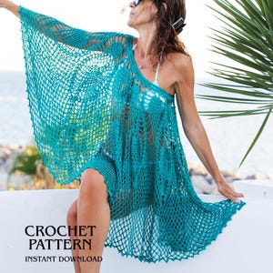 Peut inclure: Un cache-maillot en crochet turquoise avec un motif en forme de filet. Le cache-maillot est porté sur un haut de bikini blanc. Les mots "CROCHET PATTERN" et "INSTANT DOWNLOAD" sont imprimés sur l'image.