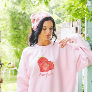 Strawberry Sweater Fruit Shirt Strawberry Sweatshirt Strawberry Shirt Cottage Core Sweatshirt Strawberry Clothing Strawberry Crewneck