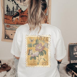 Camisetas con flores de Big Little Camisetas con flores de la hermandad Big Little Camisetas de revelación de la hermandad Big Little Camiseta con sello postal Camisetas con postales de Big Little