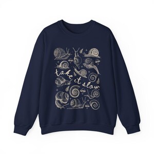 Sudadera de caracol, camiseta de caracol, camiseta de caracol, camiseta de Goblincore, ropa Dark Cottage Core, ropa Whimsigoth, camiseta ecológica, camiseta divertida de animales Navy