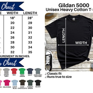Pu&ograve; includere: Tabella delle taglie per una T-shirt unisex in cotone pesante Gildan 5000. La tabella mostra le taglie dalla S alla 5XL con le corrispondenti misure di larghezza e lunghezza in pollici. Una T-shirt nera &egrave; mostrata con le misure di larghezza e lunghezza contrassegnate. Una tabella dei colori mostra diversi colori di T-shirt, tra cui bianco, sabbia, grigio sportivo, rosso, verde irlandese, blu navy, grigio scuro melange, rosa chiaro, azalea, heliconia, blu chiaro, cioccolato scuro, verde bosco e nero.