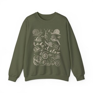 Sudadera de caracol, camiseta de caracol, camiseta de caracol, camiseta de Goblincore, ropa Dark Cottage Core, ropa Whimsigoth, camiseta ecológica, camiseta divertida de animales Military Green