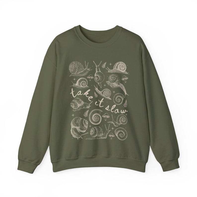 Sudadera de caracol, camiseta de caracol, camiseta de caracol, camiseta de Goblincore, ropa Dark Cottage Core, ropa Whimsigoth, camiseta ecológica, camiseta divertida de animales Military Green