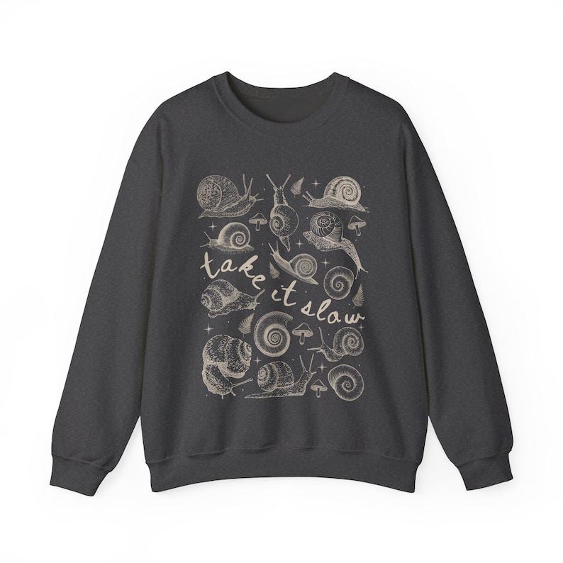Sudadera de caracol, camiseta de caracol, camiseta de caracol, camiseta de Goblincore, ropa Dark Cottage Core, ropa Whimsigoth, camiseta ecológica, camiseta divertida de animales Dark Heather