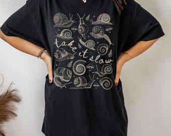 Camicia con lumaca, camicia con lumache, abbigliamento Dark Cottage Core, abbigliamento Whimsigoth, abbigliamento con lumaca, camicia con animali divertenti, camicia Goblincore, maglietta con funghi