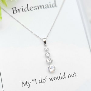 Halsband i 925 sterlingsilver med tårar. Halsband i 4 genomskinliga droppar. Halsband i silver med tårar. Dinglande droppformade halsband. Brudtärnehalsband.