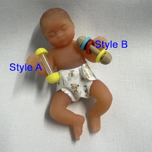 Miniatuur babyrammelaar zintuiglijk speelgoed voor poppenhuis- of kleine siliconenpoppen - werkt echt!