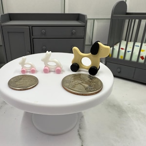 Schattig miniatuur hondenduwspeeltje voor poppenhuis