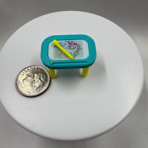 Miniatuur krabbelblok/tafel voor peuters voor poppenhuis- of siliconenpoppen