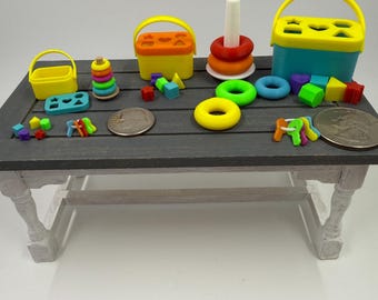 Adorables y funcionales juguetes para bebés/infantes para casas de muñecas