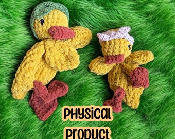 Op maat gemaakte gehaakte knuffel eend | Fysiek product, premium handgemaakte boerderijdier op bestelling gemaakt gehaakte gouden Della Duck Lovey met hoofdband