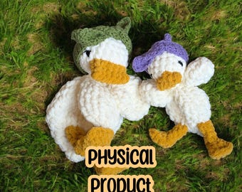 Op maat gemaakte gehaakte knuffel eend | Fysiek product, premium handgemaakt boerderijdier, op bestelling gemaakt gehaakte della Duck Lovey met hoofdband