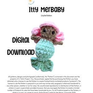 Puede incluir: Un patrón de ganchillo de descarga digital titulado Itty Merbaby que presenta una pequeña muñeca sirena de ganchillo con cabeza marrón claro, un sombrero rosa en forma de concha y una cola verde claro con una aleta sobre fondo blanco.