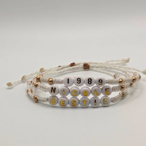Pulsera blanca y dorada personalizada / pulsera de amistad macrame ajustable, joyería unisex hecha a pedido, cuentas de letras personalizadas