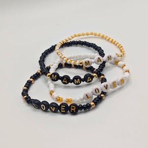 Pulsera elástica de oro blanco y negro hecha a medida / Pulsera de la amistad apilable, joyería unisex hecha a pedido, cuentas con letras personalizadas
