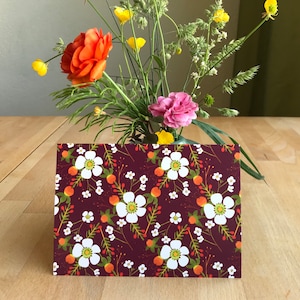Cartão postal com flores de cera brancas