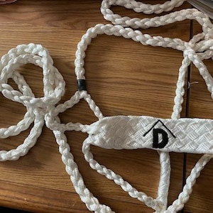 Enfärgade monogrammerade mulebandsgrimmor