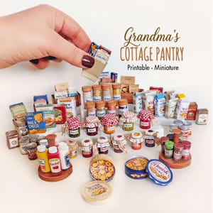 Op de afbeelding: Een verzameling miniatuur, printbare voorraadkastartikelen, waaronder potten met conserven, conserven en dozen met ontbijtgranen. De afbeelding bevat de tekst "Grandma's Cottage Pantry" en "Printable - Miniature".