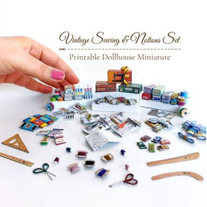 Peut inclure: Un ensemble de miniatures de couture, comprenant des bobines de fil, des ciseaux, des patrons et une boîte de machine à coudre. L'ensemble est intitulé "Vintage Sewing & Notions Set" et "Printable Dollhouse Miniature".