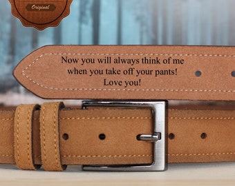 Könnte beinhalten: Ein hellbrauner Ledergürtel mit silberner Schnalle. Auf der Innenseite steht der Text "Now you will always think of me when you take off your pants! Love you!". Oben links befindet sich ein braunes Lederemblem mit der Aufschrift "SPECIALEATHER Original".