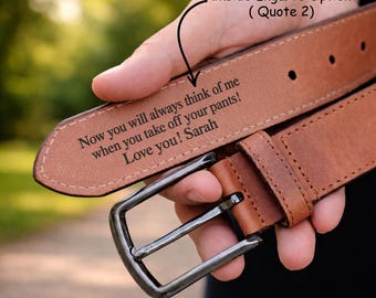 Könnte beinhalten: Ein brauner Ledergürtel mit silberner Schnalle. Auf der Innenseite des Gürtels steht der Text "Now you will always think of me when you take off your pants! Love you! Sarah."