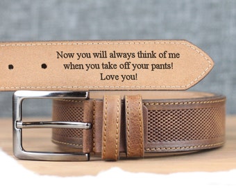 Könnte beinhalten: Ein brauner Ledergürtel mit silberner Schnalle. Der Gürtel hat ein Mesh-Design und der Text "Now you will always think of me when you take off your pants! Love you!" ist innen eingraviert.