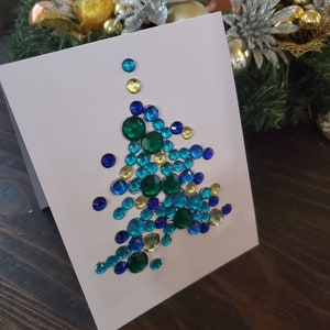 Tarjeta de Navidad hecha a mano, árbol de Navidad "azul" en gemas / cuentas acrílicas, "Alegría, Paz, Amor" en el interior.
