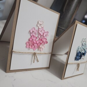 Papieren bloemen handgemaakte kaarten om uw groeten uit te drukken. Blanco binnenkant.