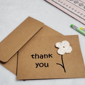 Cartão de papel artesanal com flor de crochê artesanal "Obrigado"