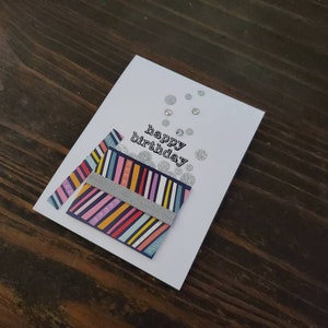 Cartão "Caixa de Feliz Aniversário" feito à mão, em cartolina branca, com lantejoulas e strass, em branco no interior.