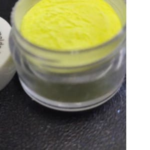 Polvere di mica fosforescente giallo-verde da 10 grammi in un barattolo